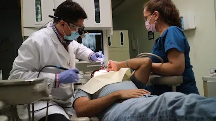 Julio C De La Fuente DDS PA / Dental Image